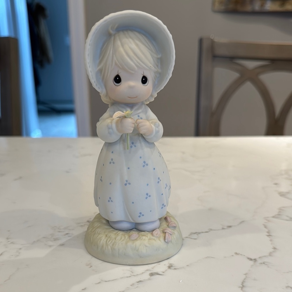 Charming Precious  Moments Figurine - He loves me he loves me not - Picture 2 of 5